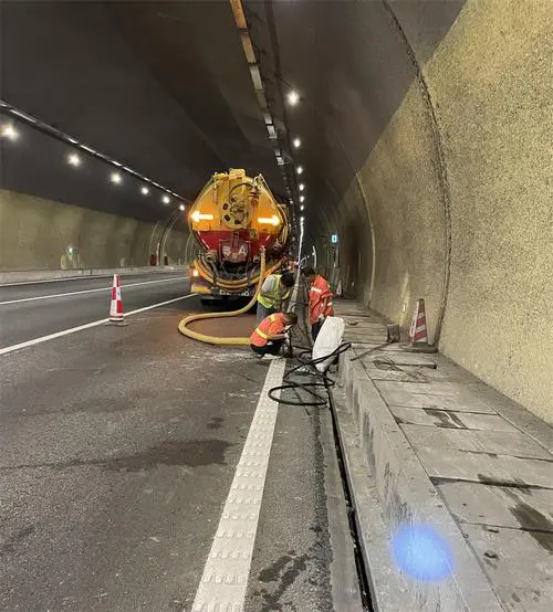 宜丰隧道排水渠清淤